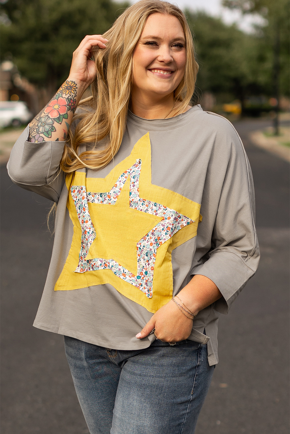 Medium Grey Floral Star Patched Pattern 3/4 Sleeve Plus Size Top - Image 4